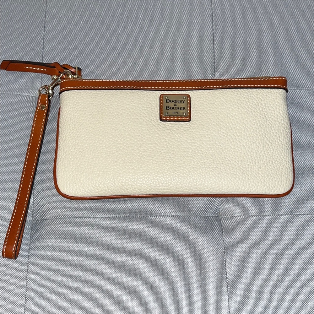 NWOT Dooney & Bourke Large Wristlet